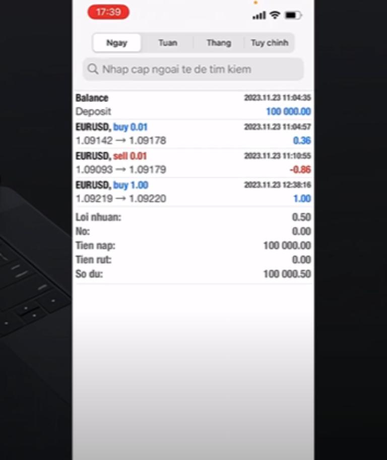 Xem lịch sử giao dịch bằng cách nhấn vào "Dữ liệu quá khứ"
