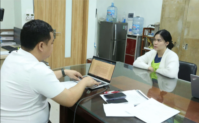 Đối tượng lừa đảo Phạm Trần Phương Anh tại cơ quan công an.